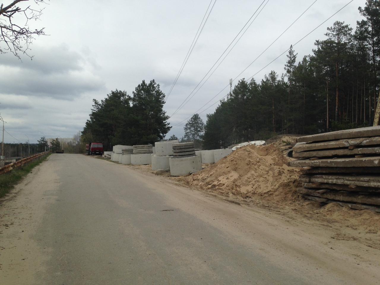 Чорнозем з коліс: у Вишгороді уздовж дороги торгують краденою землею