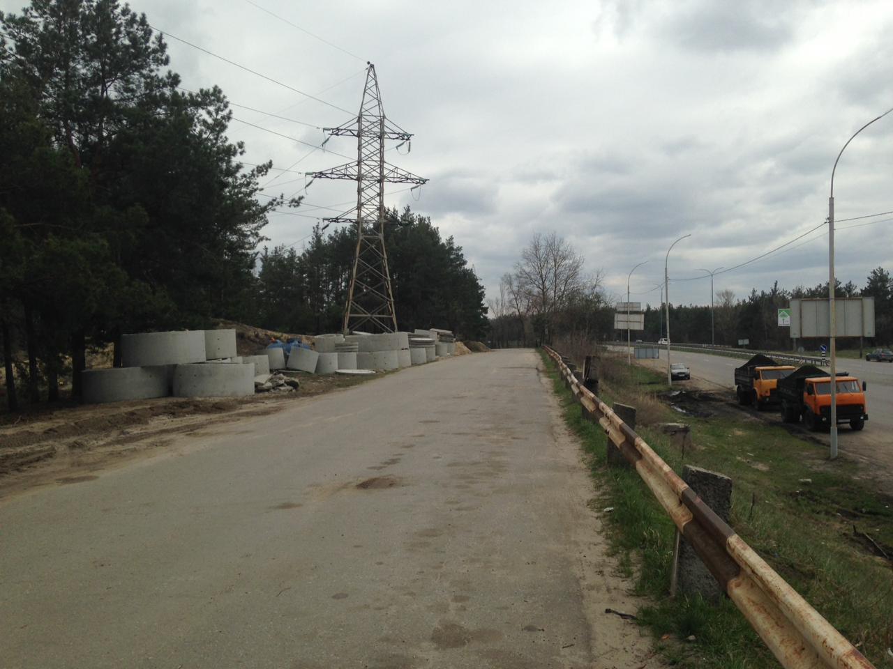 Чорнозем з коліс: у Вишгороді уздовж дороги торгують краденою землею