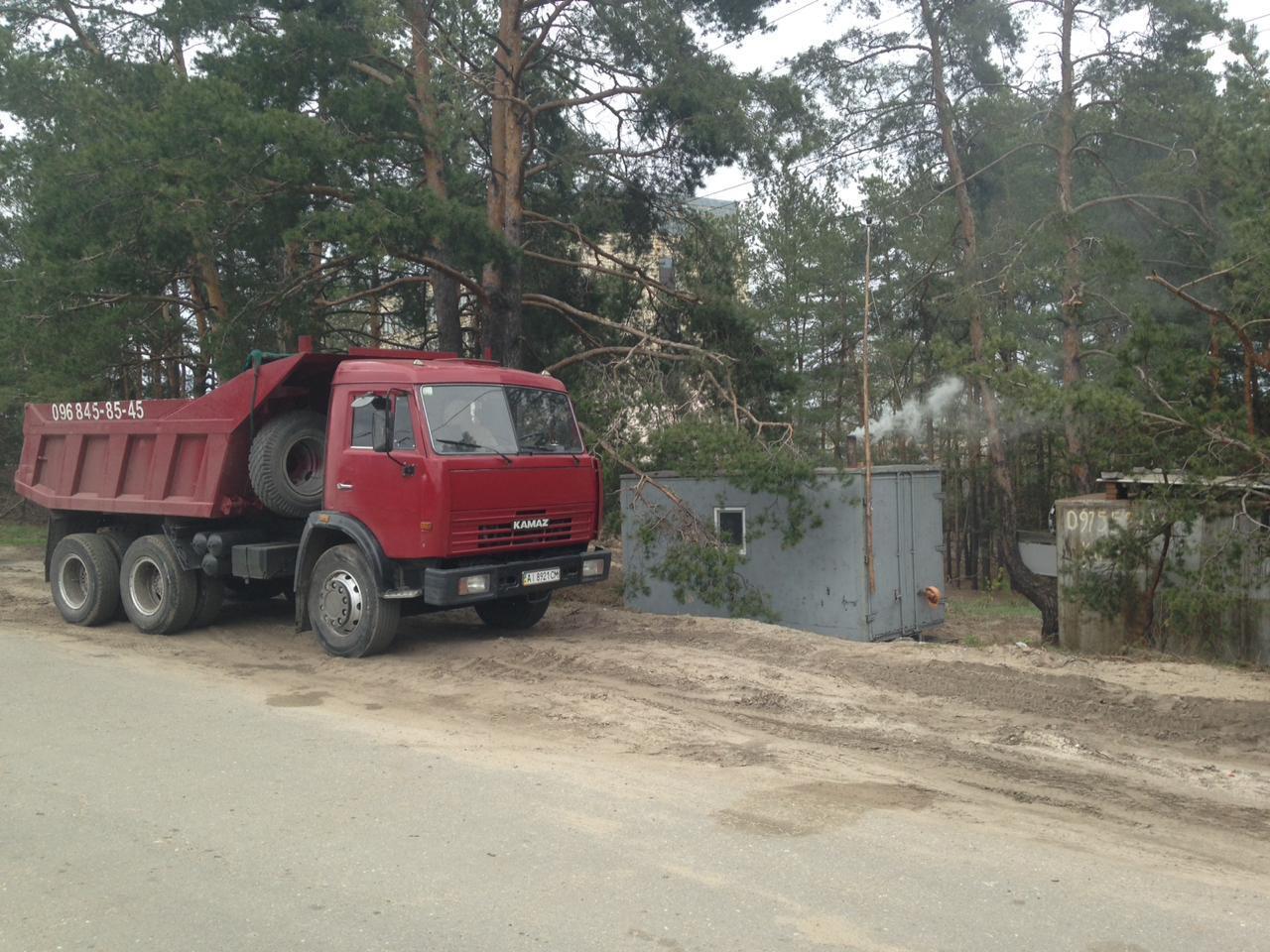 Чорнозем з коліс: у Вишгороді уздовж дороги торгують краденою землею