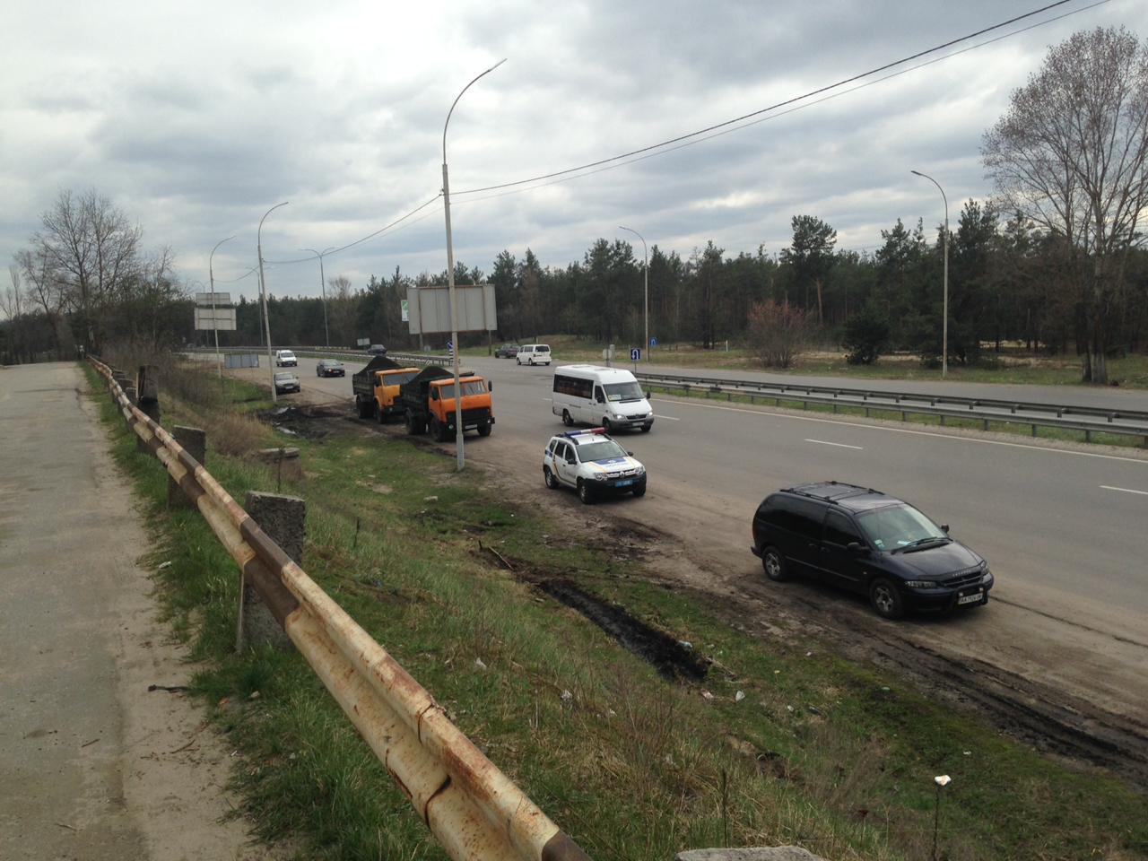 Чорнозем з коліс: у Вишгороді уздовж дороги торгують краденою землею