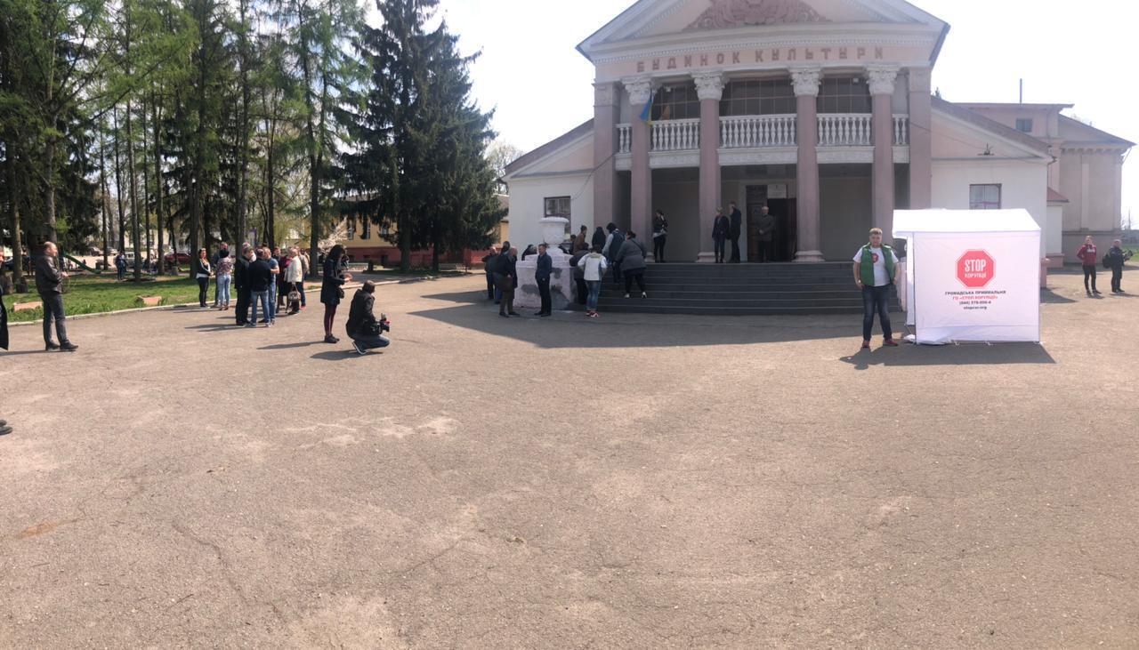 На Житомирщині провели громадські слухання щодо діяльності норкової ферми: громада проти