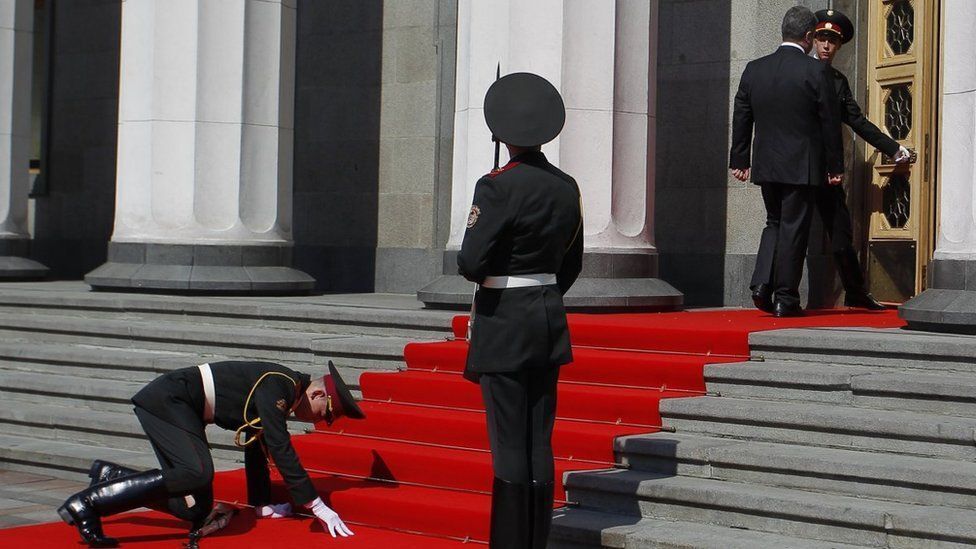 Інавгурації в курйозах: падіння посвідчення президента у Зеленського, непритомний солдат та вигадані на ходу урочистості