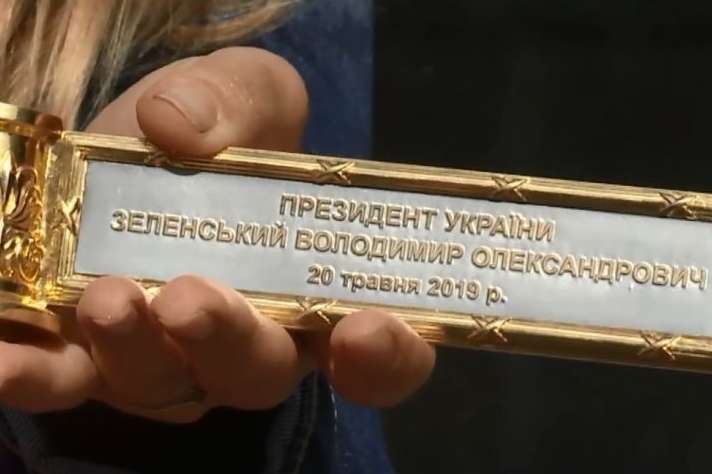 Зі срібла та з ініціалами - Зеленському виготовили іменний наконечник президентського штандарту
