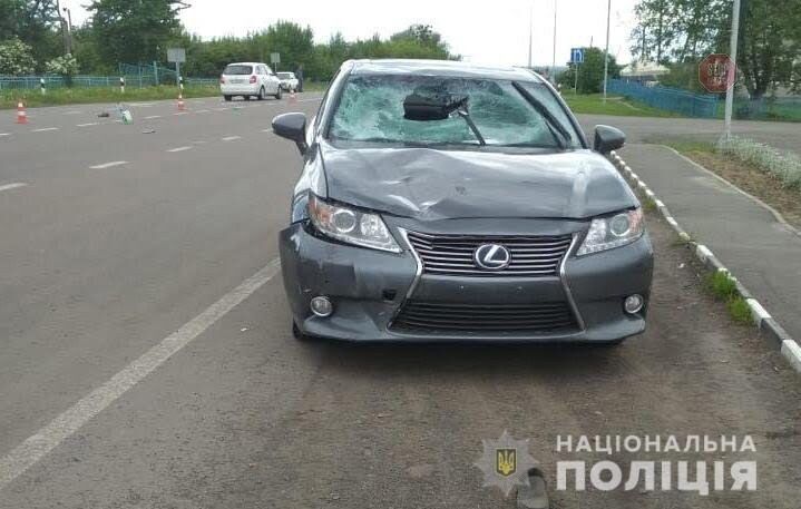 На Волині жінка за кермом автомобіля ''Lexus'' на смерть збила велосипедиста (ФОТО)