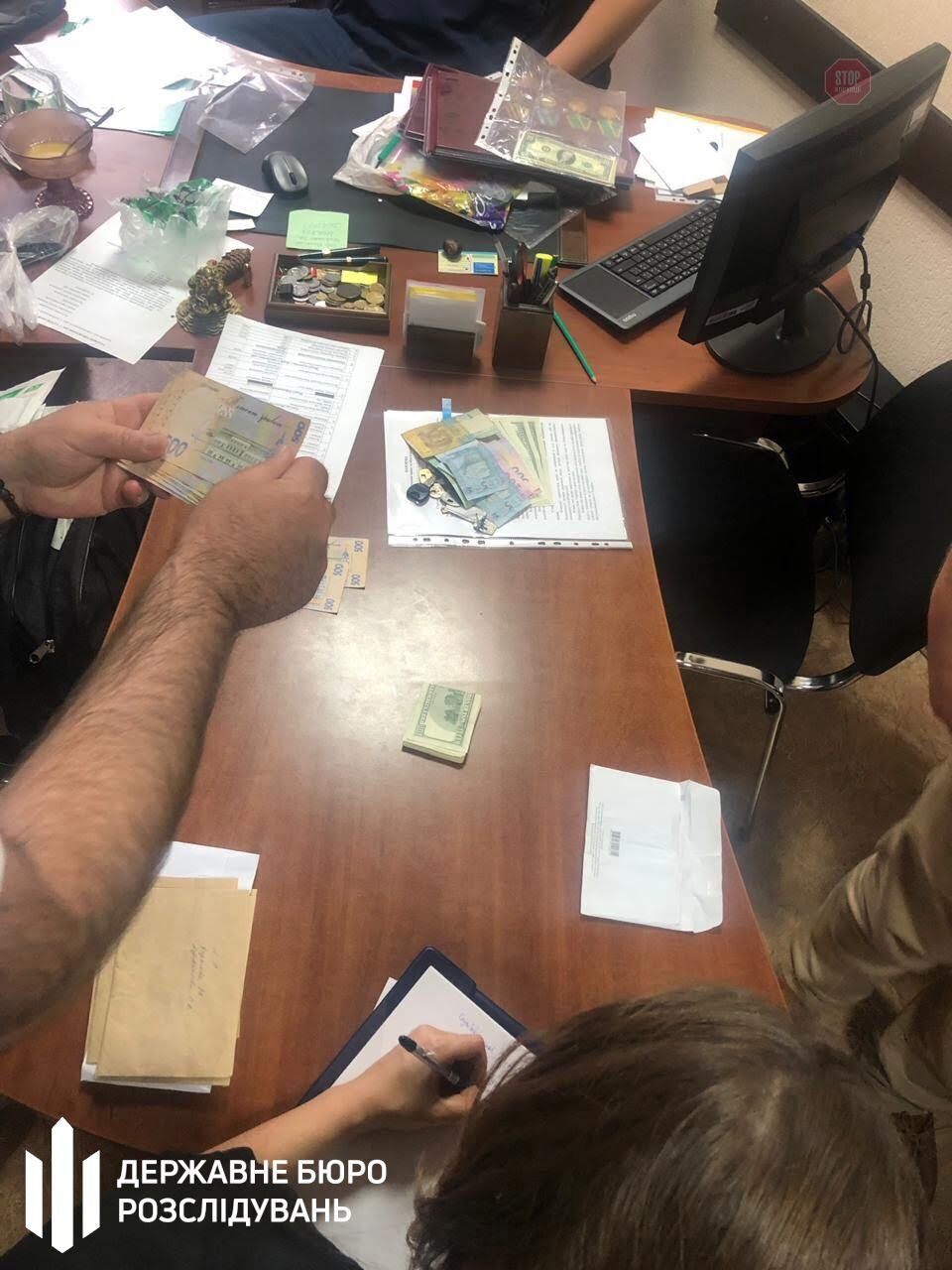 Посадовця Харківського управління ДФС затримано під час отримання неправомірної вигоди (ФОТО)
