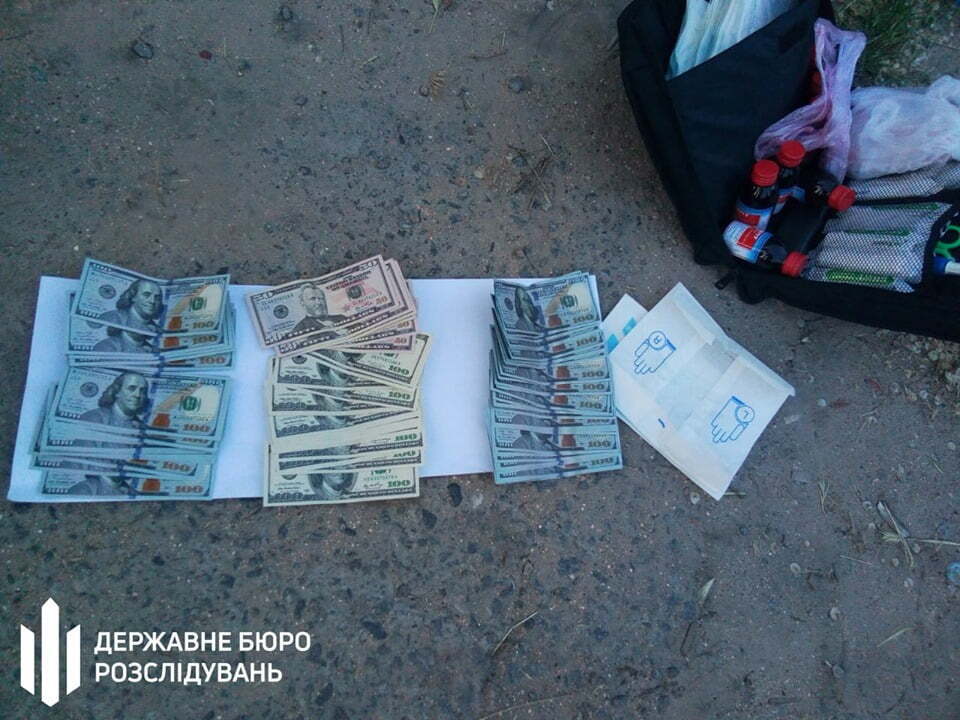 У Запорізькій області затримали поліцейського, при отриманні доларового хабара (ФОТО)