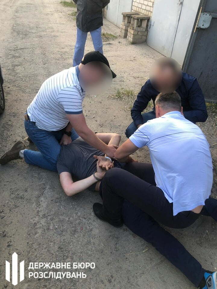У Запорізькій області затримали поліцейського, при отриманні доларового хабара (ФОТО)