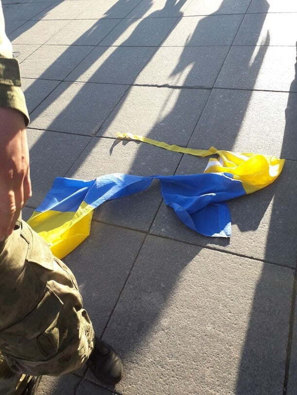 Бойовики ''ЛНР'' осквернили й розтоптали прапор України на акції протесту в Росії – фото