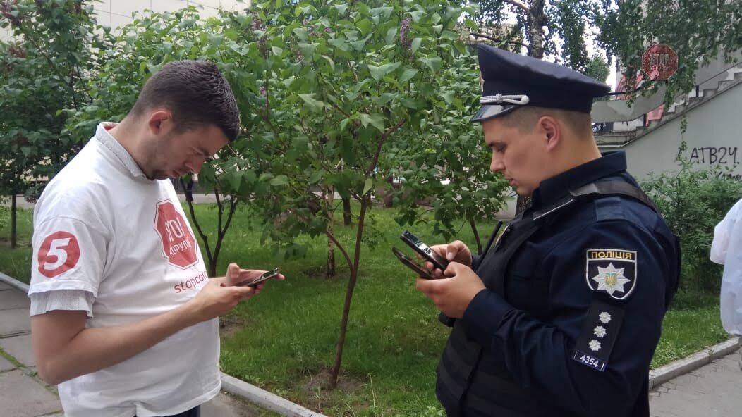 ''Досить вдавати видимість роботи!'', – активісти ''Стоп корупції'' провели громадську приймальню біля ДФС України