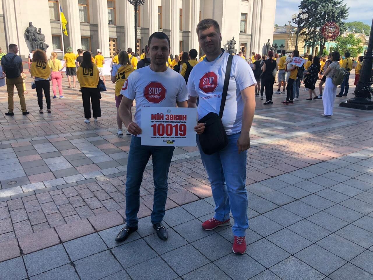 Протести під ВР: близько трьох сотень людей вимагали ухвалити закон про заборону виробництва хутра в Україні