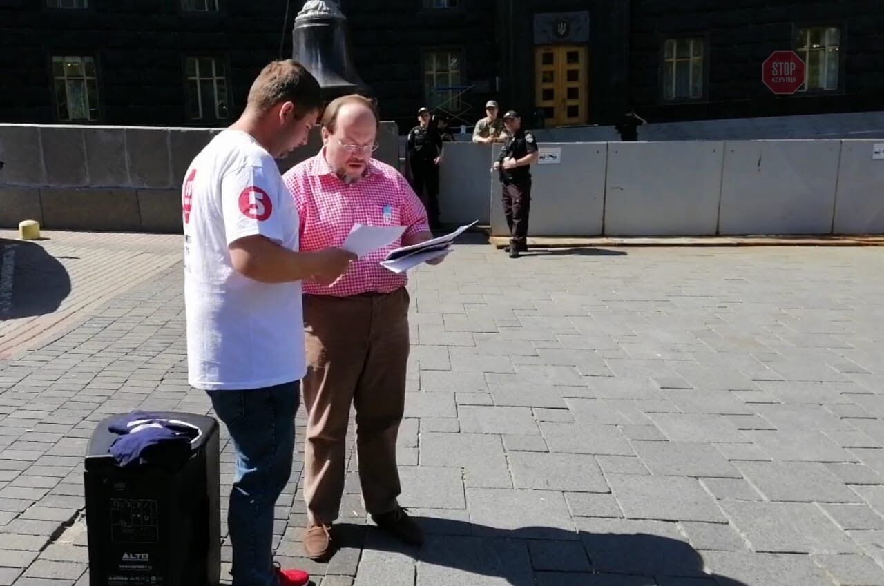 Протести під Кабміном тривають: активісти ''Стоп корупції'' звернулись до Гройсмана