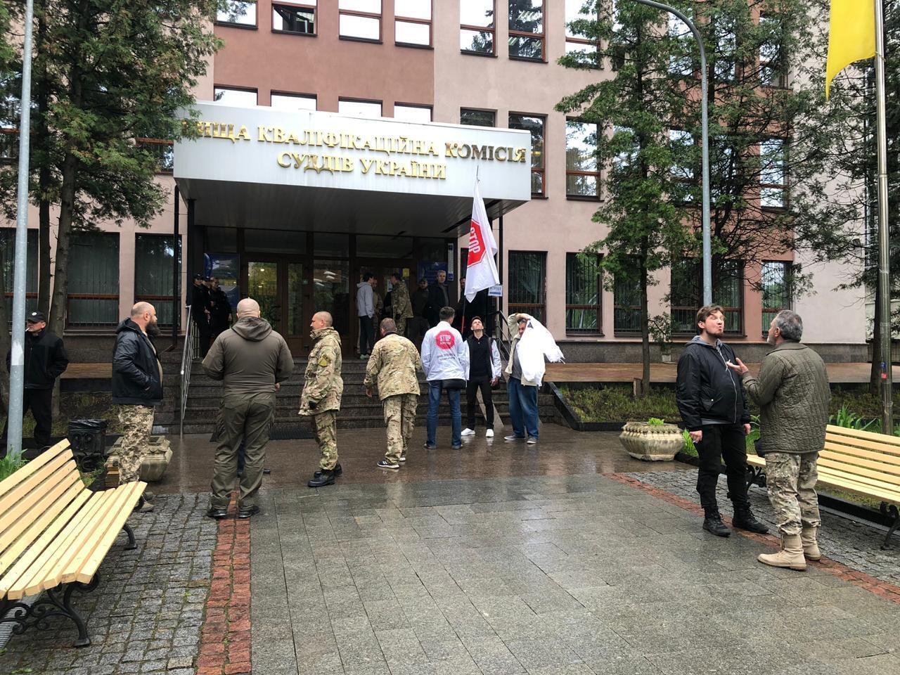 Звільнити не можна залишити: під ВККСУ акція протесту через суддю Коваленка