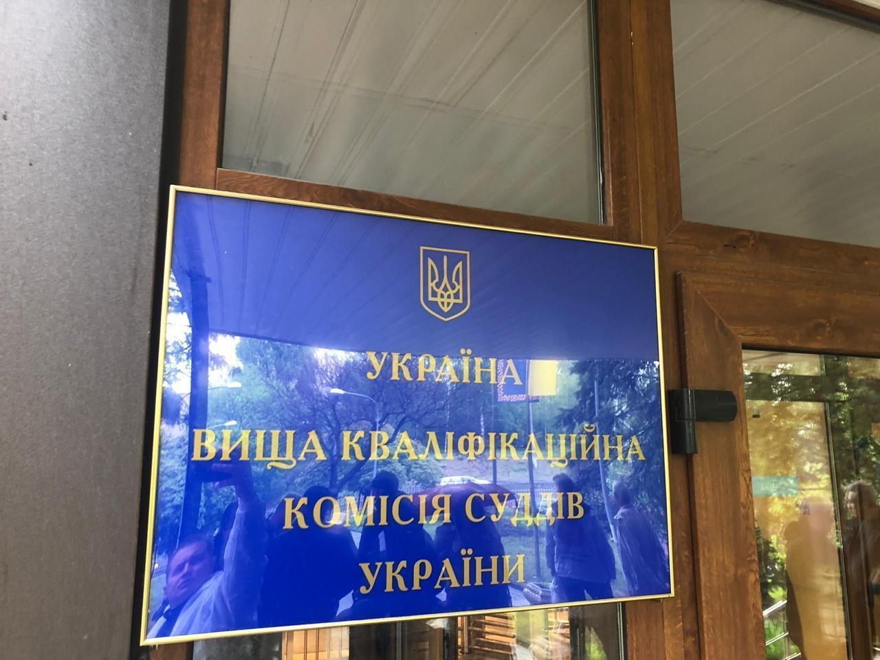 Звільнити не можна залишити: під ВККСУ акція протесту через суддю Коваленка