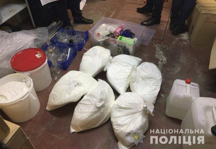 На Дніпропетровщині наркоділок намагався втекти вплав від поліції – фото, відео