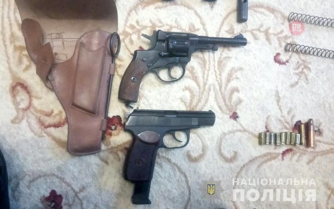 У Запоріжжі затримали чоловіків, які в інтернеті продавали зброю (ФОТО)