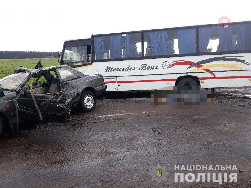 На Рівненщині у ДТП загинув водій та постраждали троє пасажирів (ФОТО)