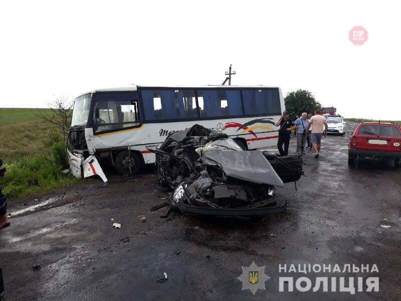 На Рівненщині у ДТП загинув водій та постраждали троє пасажирів (ФОТО)