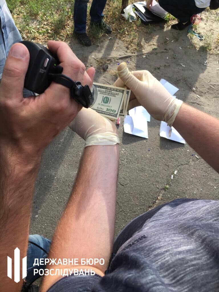 У Києві слідчого прокуратури затримали на доларовому хабарі (ФОТО)