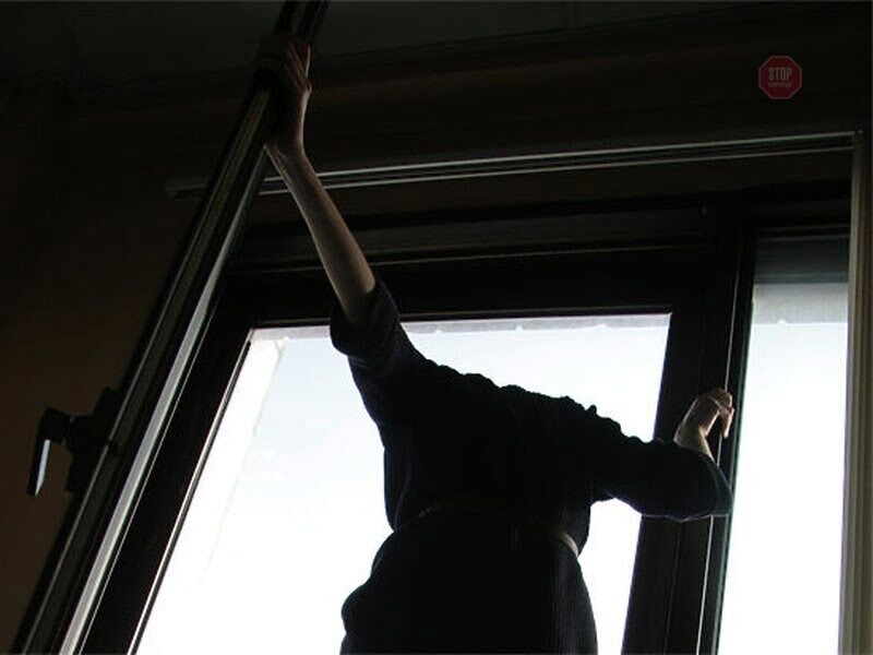 Приїхав у гості й вчинив самогубство: у Києві чоловік викинувся з вікна багатоповерхівки