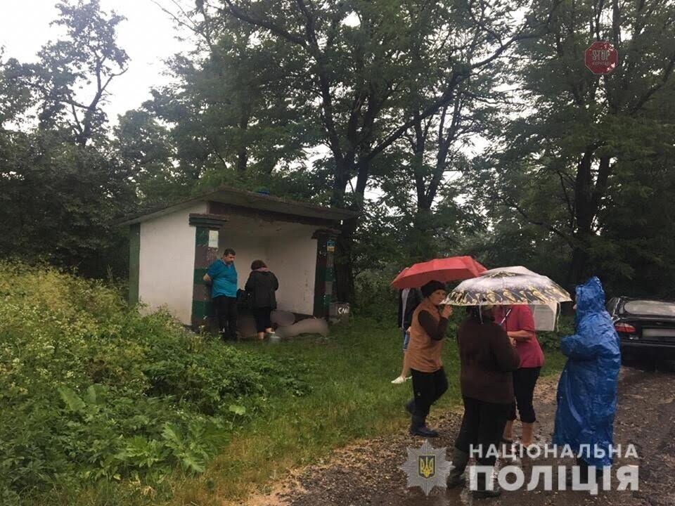 На Івано-Франківщині блискавка влучила в зупинку, є жертви (ФОТО)