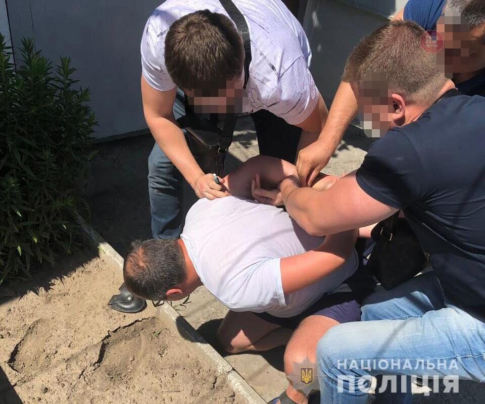 На Дніпропетровщині затримано шахрая, який орудував по всій країні (ФОТО)