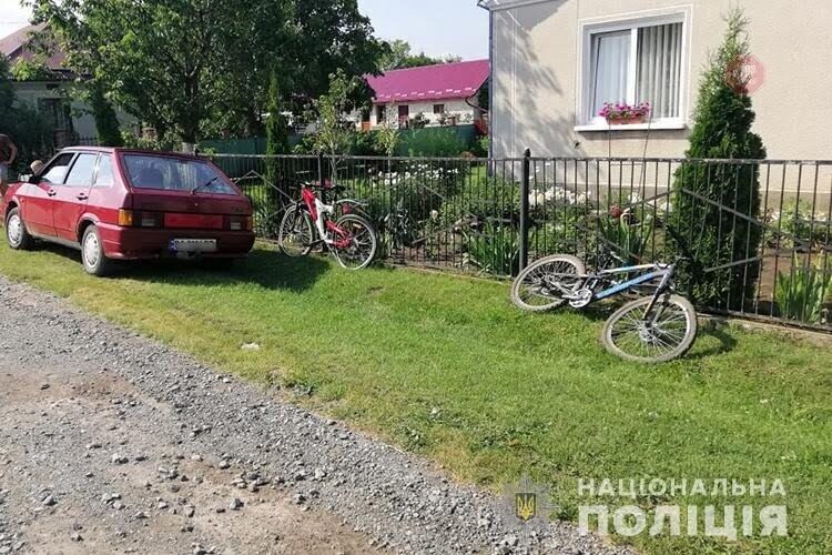 На Тернопільщині легковик збив двох дітей на велосипедах (ФОТО)