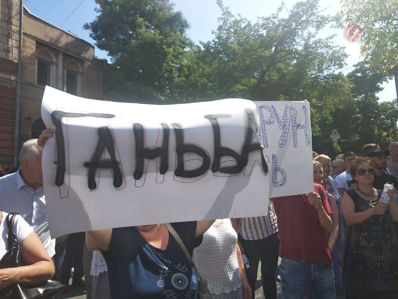 Озброєні тітушки атакують Одеський медичний університет – фото