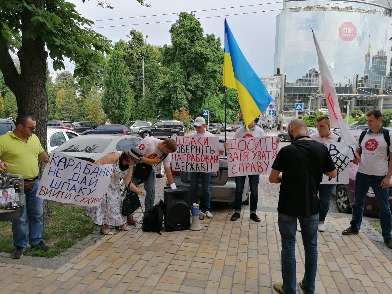 Коли пташка буде в клітці? У Києві вимагають покарання для родини екс-чиновника Шпака