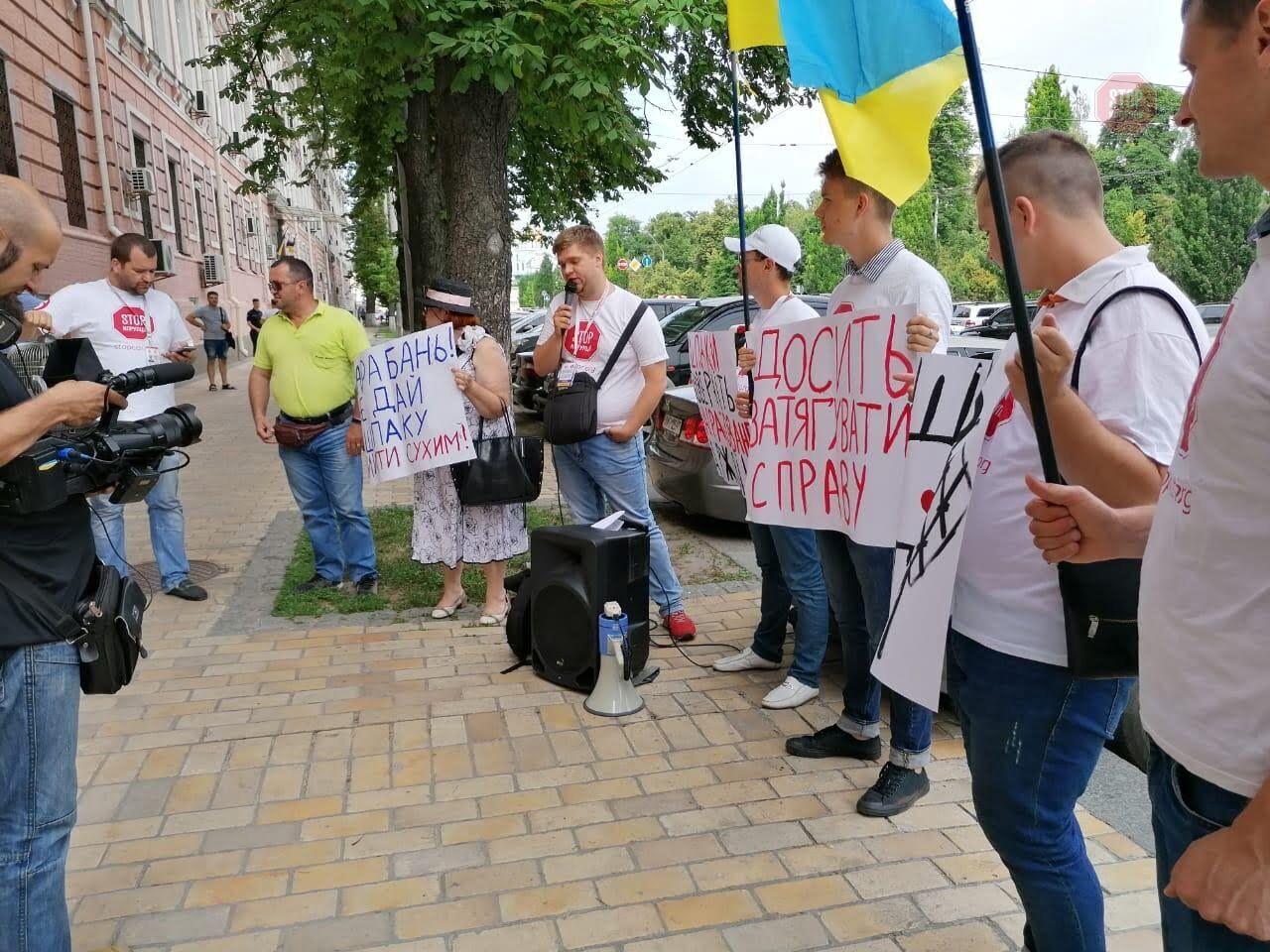 Коли пташка буде в клітці? У Києві вимагають покарання для родини екс-чиновника Шпака