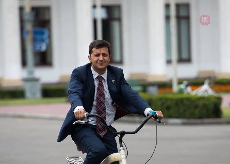 Зеленський на велосипеді: в АП дали жорстку відповідь на очікування українців