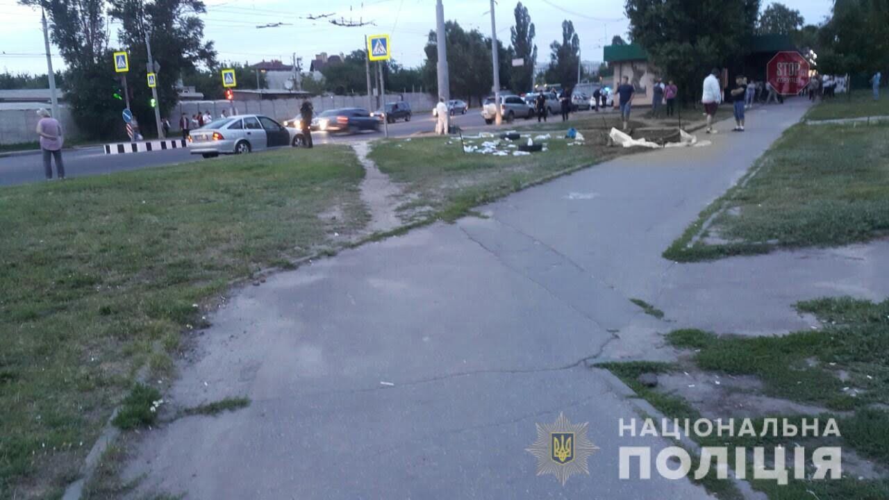У Харкові автівка знесла агітаційний намет: є постраждалі (ФОТО, ВІДЕО)