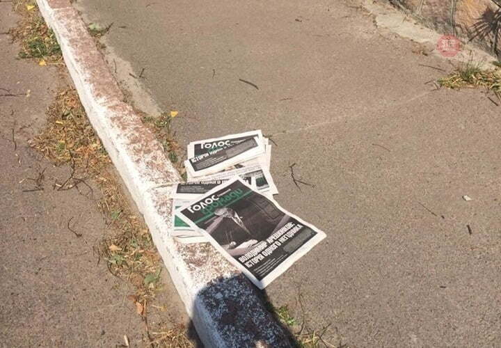«Джинса» на дорогах: на Житомирщині невідомі пачками розкидають агітаційні газети в громадських місцях (ФОТО)