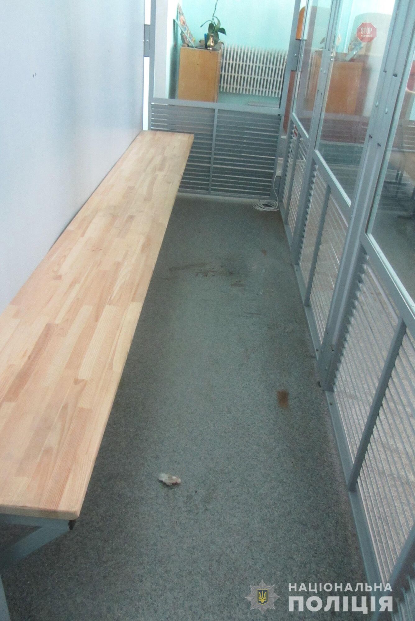 У Харкові під час судового засідання обвинувачений намагався зробити собі харакірі (фото)