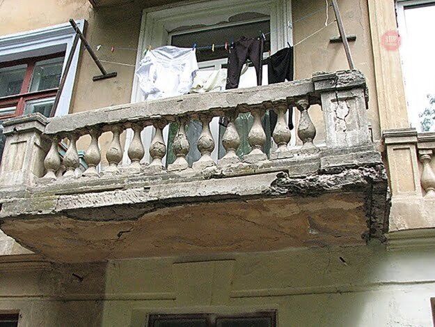 У Львові 14-річна дівчина випала з балкона багатоповерхівки