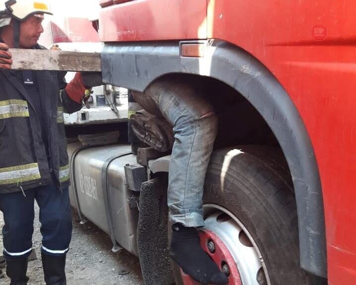 На Дніпропетровщині чоловік загинув під час ремонту фури (ФОТО 18+)