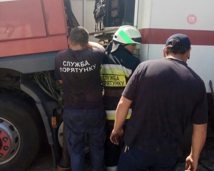 На Дніпропетровщині чоловік загинув під час ремонту фури (ФОТО 18+)