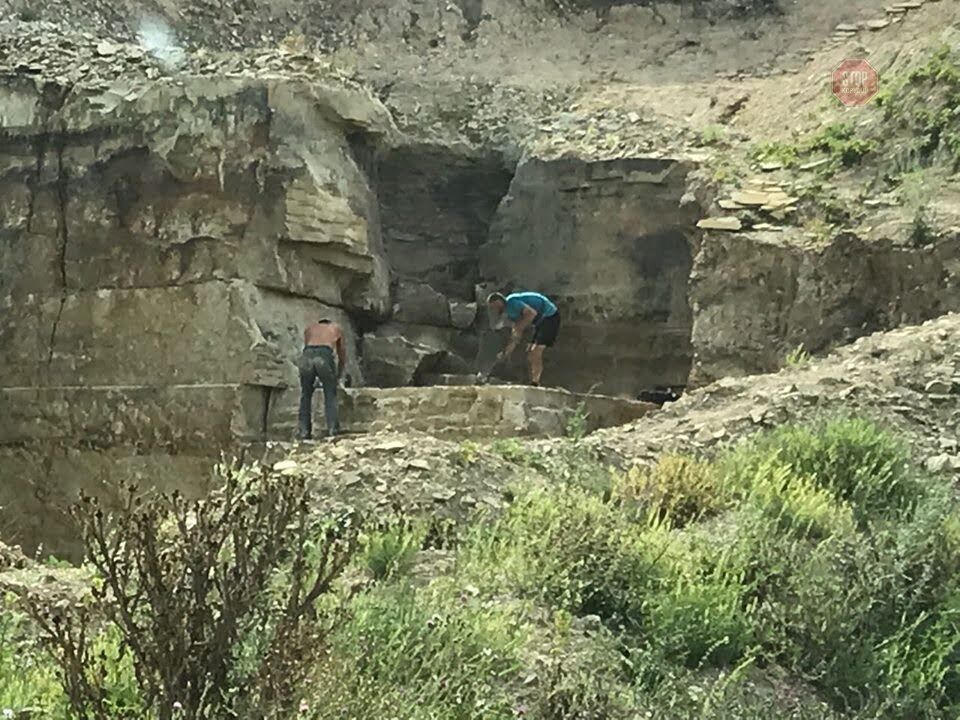 На Вінниччині спецслужби припинили незаконний видобуток пісковику (ФОТО)