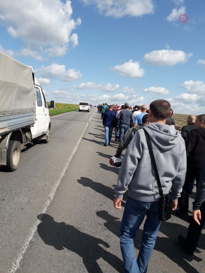 16 км пішки заради зарплатні: гірники прийшли до адмінбудівлі вимагати зароблені кошти