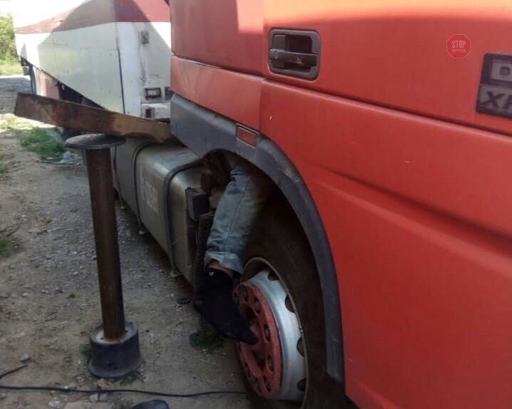 На Дніпропетровщині чоловік загинув під час ремонту фури (ФОТО 18+)