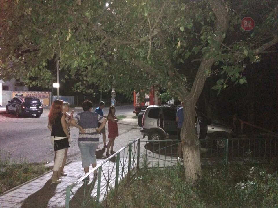 Сусідські війни: чоловік виливав фекалії в під'їзд, погрожував зґвалтувати дітей і хотів підірвати будинок (фото)