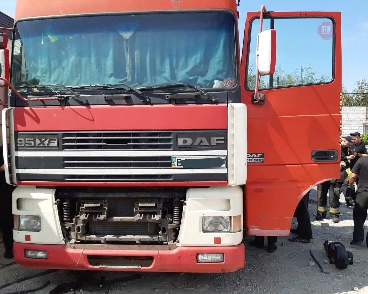 На Дніпропетровщині чоловік загинув під час ремонту фури (ФОТО 18+)