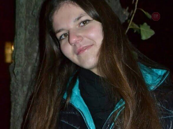 На вигляд розшукуваній 20-25 років, була одягнена у сіру футболку та сині джинси