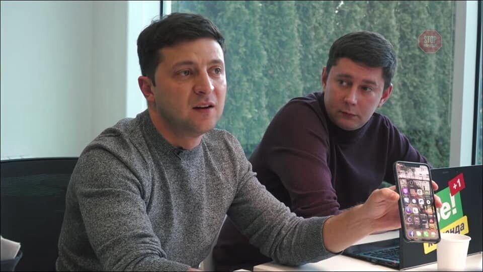 Фото Зеленського з телефоном вразило соцмережі: на знімку помітили знакову деталь, яка заборонена в Україні