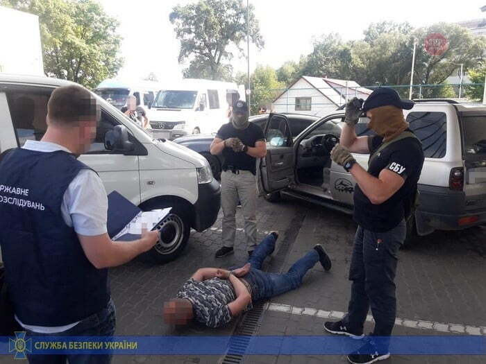 На Івано-Франківщині керівника митного посту викрили на доларовому хабарі (фото)