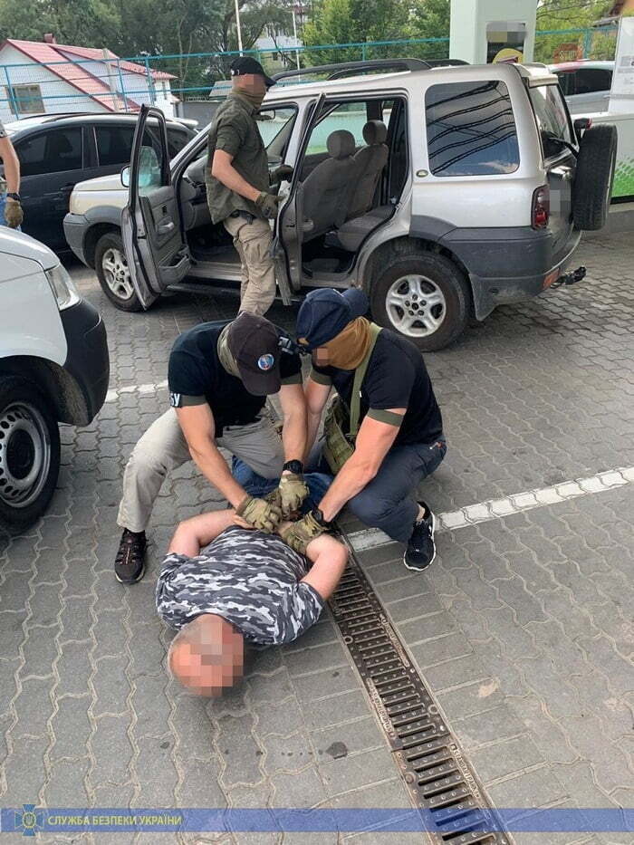 На Івано-Франківщині керівника митного посту викрили на доларовому хабарі (фото)