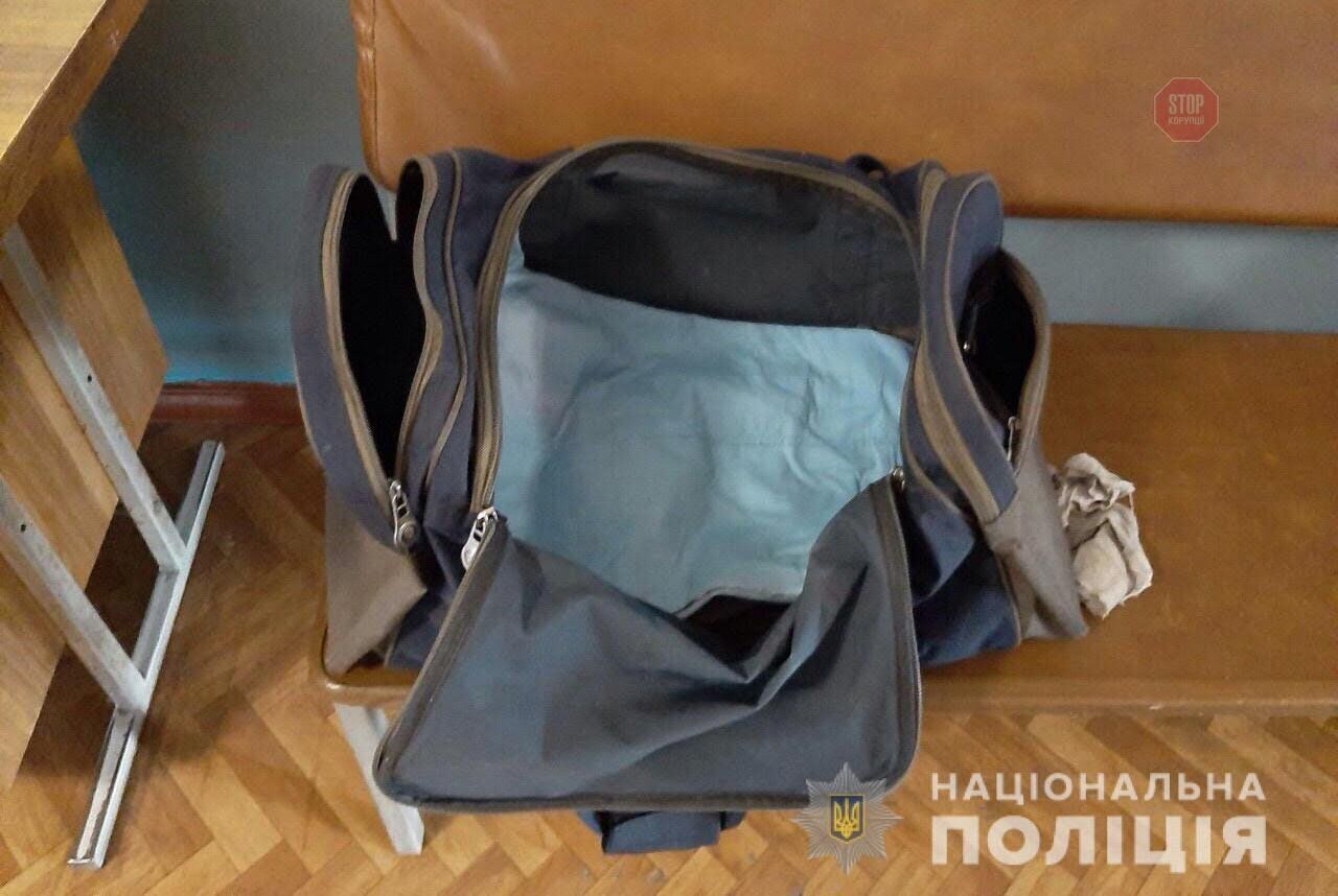 На Дніпропетровщині під лікарнею знайшли немовля з обручками (фото)