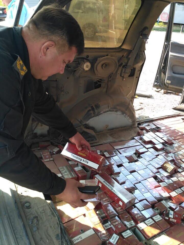 Одеські митники виявили понад 2000 пачок сигарет в підлозі автомобіля (фото)