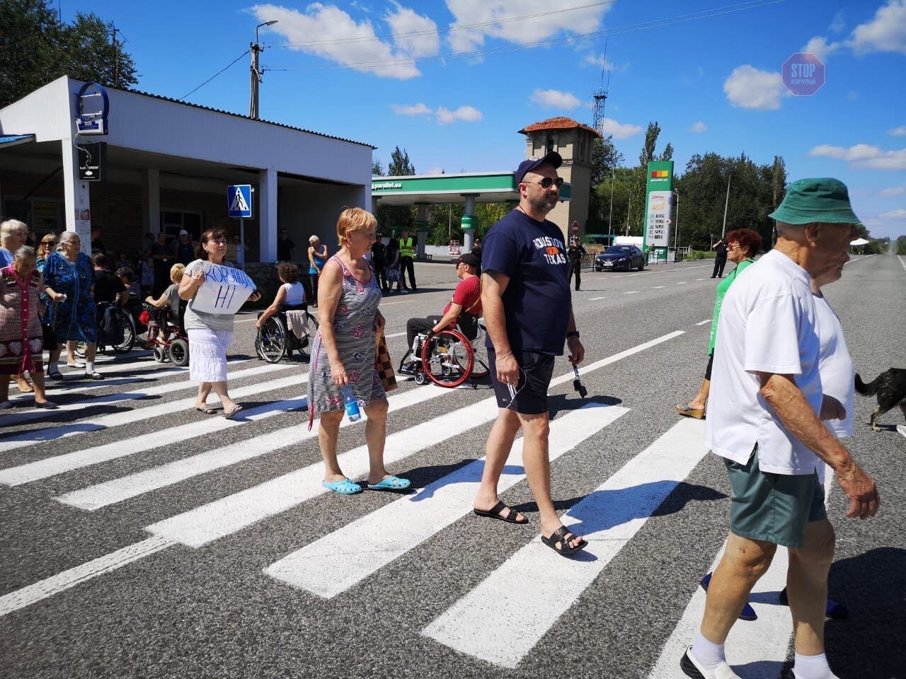  Люди перекривали рух на трасі Київ-Довжанський під Слов’янськом Фото: Володимир Рибалкін