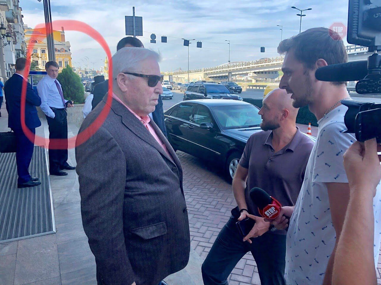 На задньому плані Дмитро Крючков