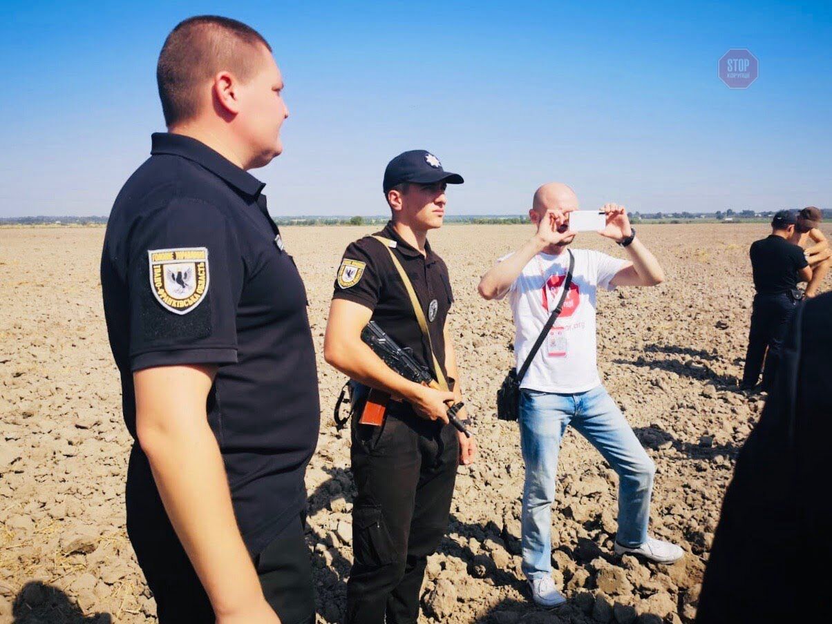  Активісти зафіксували на відео роботу техніки на полях
